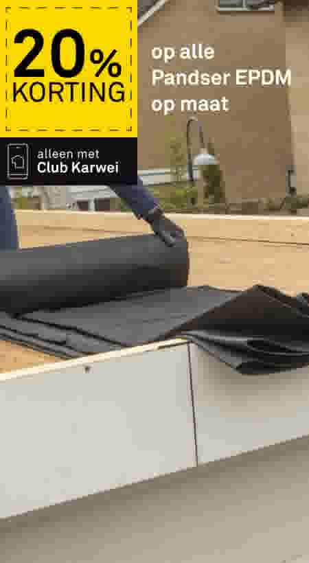 Persoon rolt zwarte EPDM dakbedekking uit op een plat dak. Tekst: 20% korting op Pandser EPDM op maat, alleen met Club Karwei.