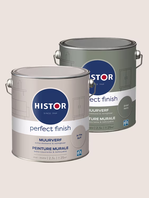 Twee verfblikken Histor Perfect Finish muurverf, één wit en één groen, met blauwe logo's op beige achtergrond.