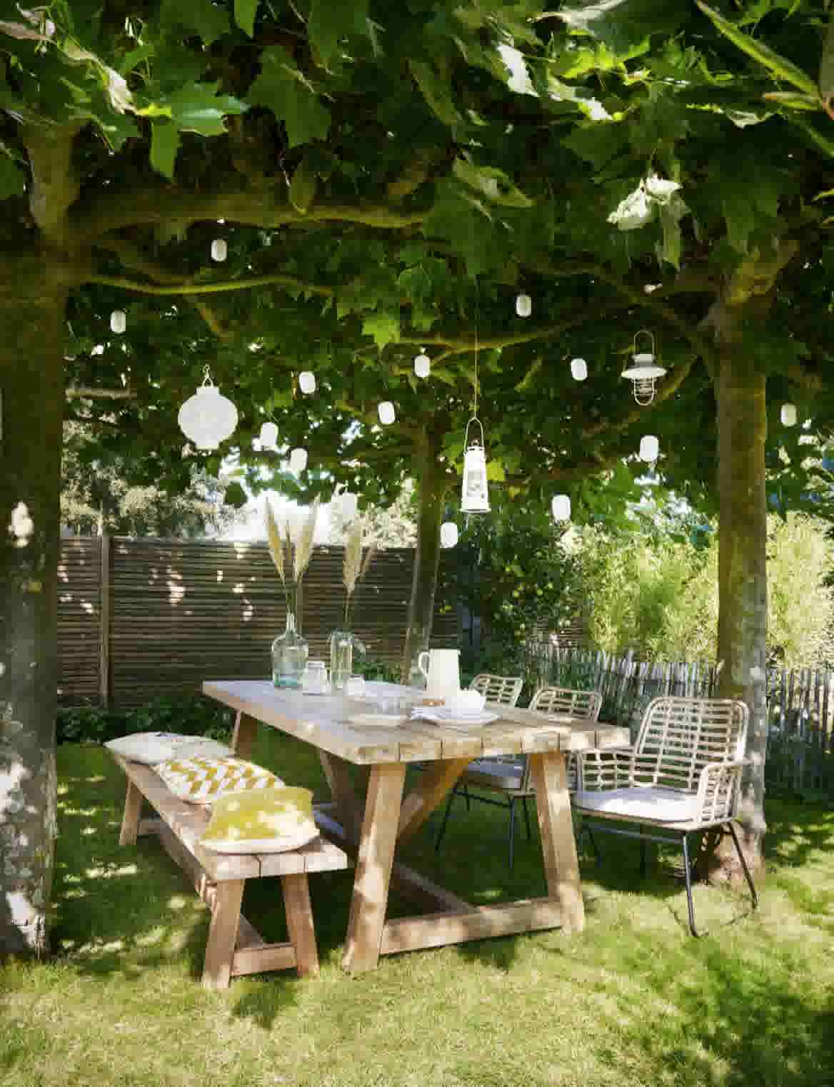 Eettafel in de tuin met kleurrijke accessoires