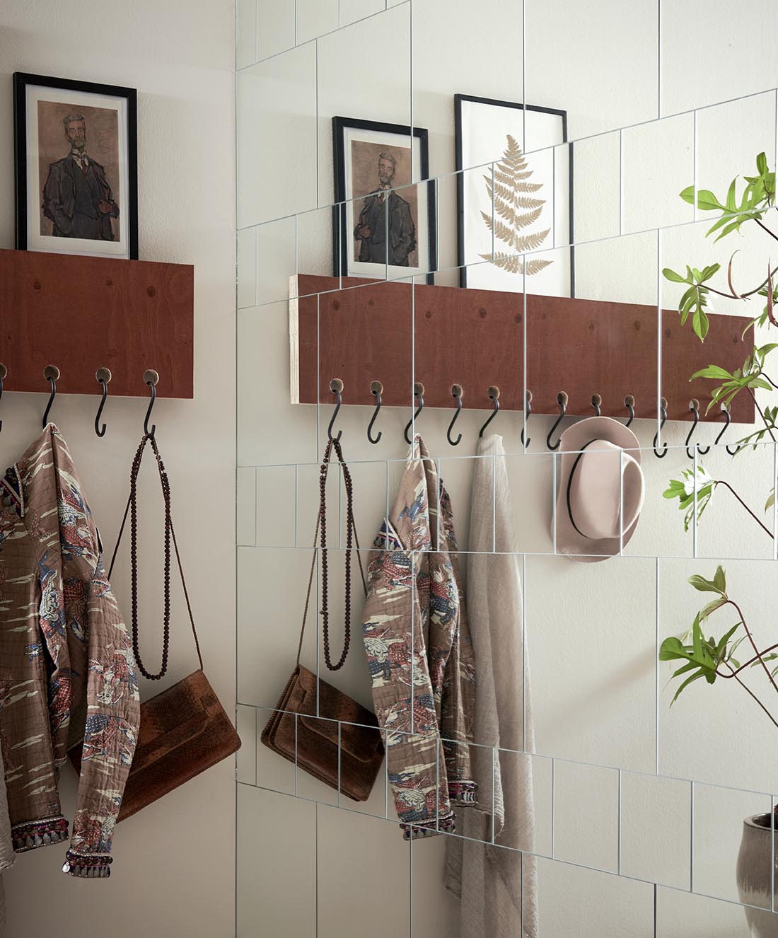 Kapstok met veel haakjes bij spiegelwand