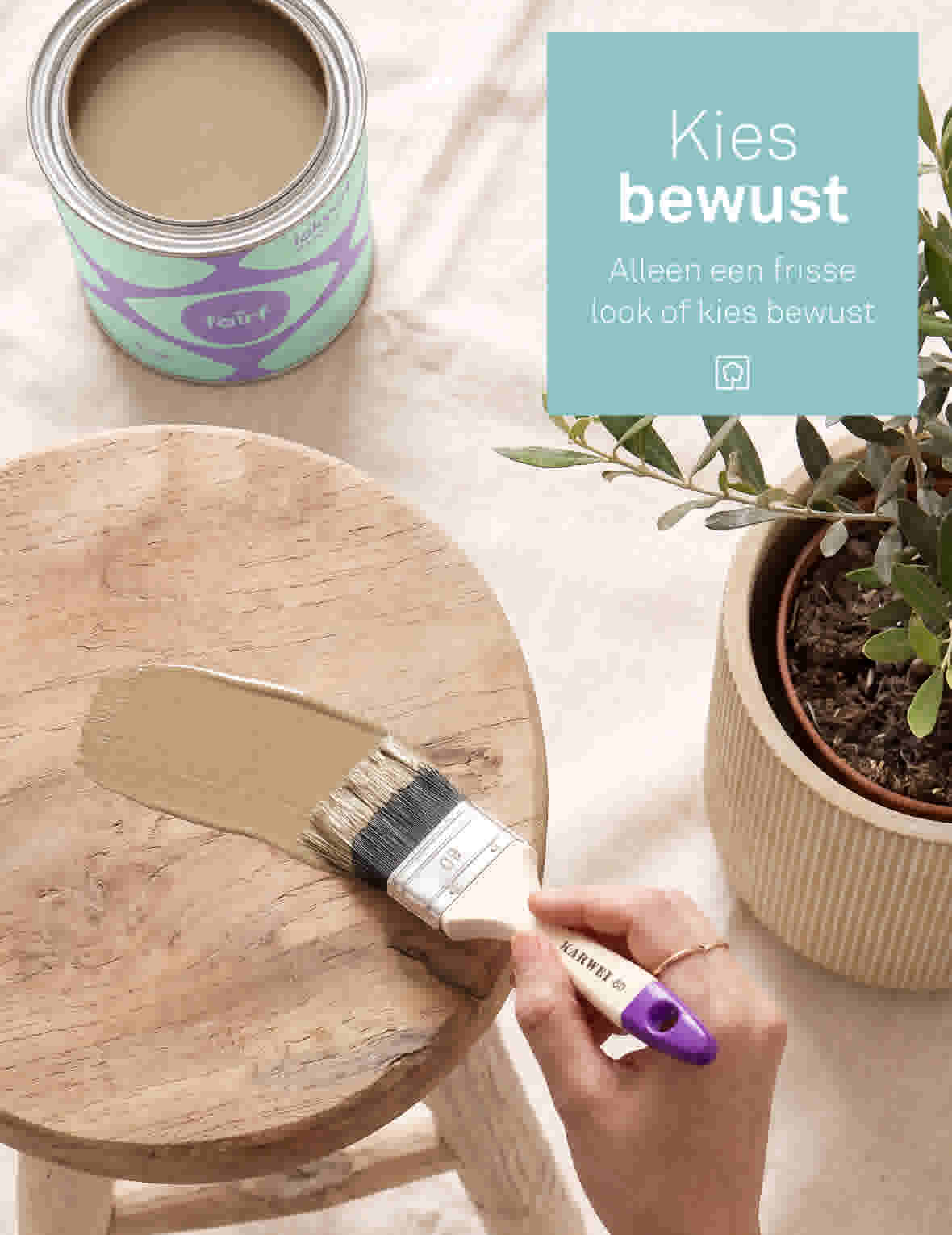 Persoon schildert een houten krukje met beige verf using een kwast. Een open verfblik staat ernaast op een wit doek.