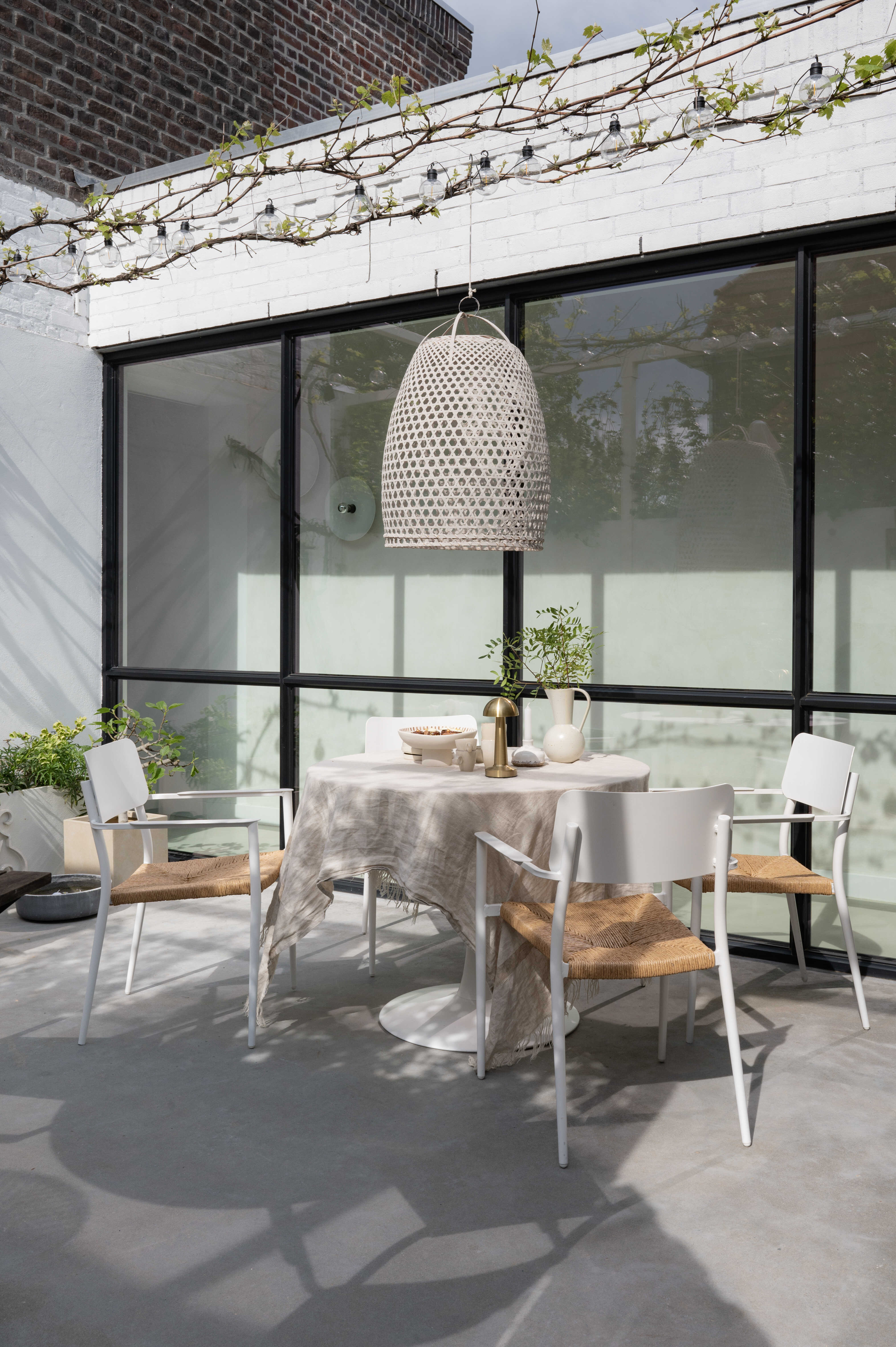 Witte tuinstoelen in moderne tuinstijl