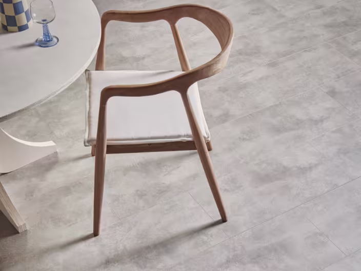 grijs laminaat met houten stoel