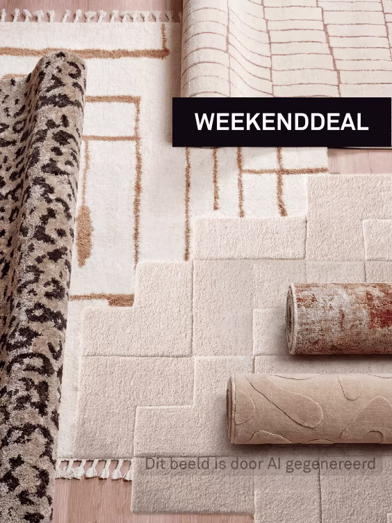 Verschillende opgerolde en uitgevouwen tapijten in neutrale tinten met geometrische en abstracte patronen op een houten vloer.