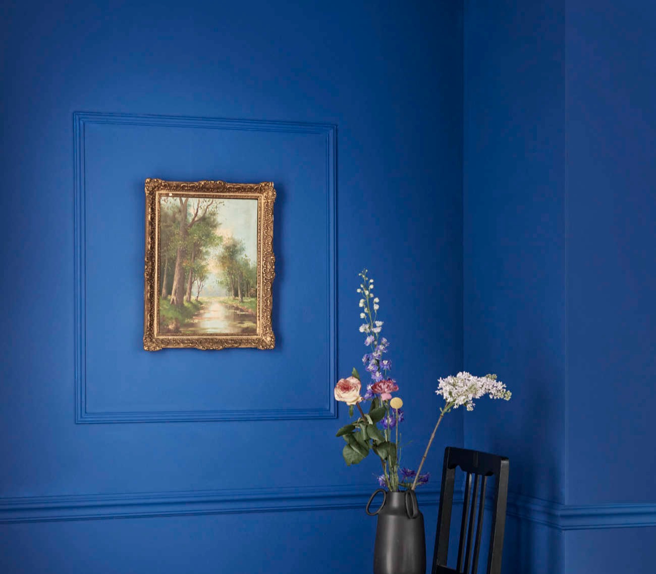 Maak sierlijsten om een schilderij op de muur