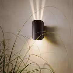 zwarte buitenlamp hangt aan een witte muur