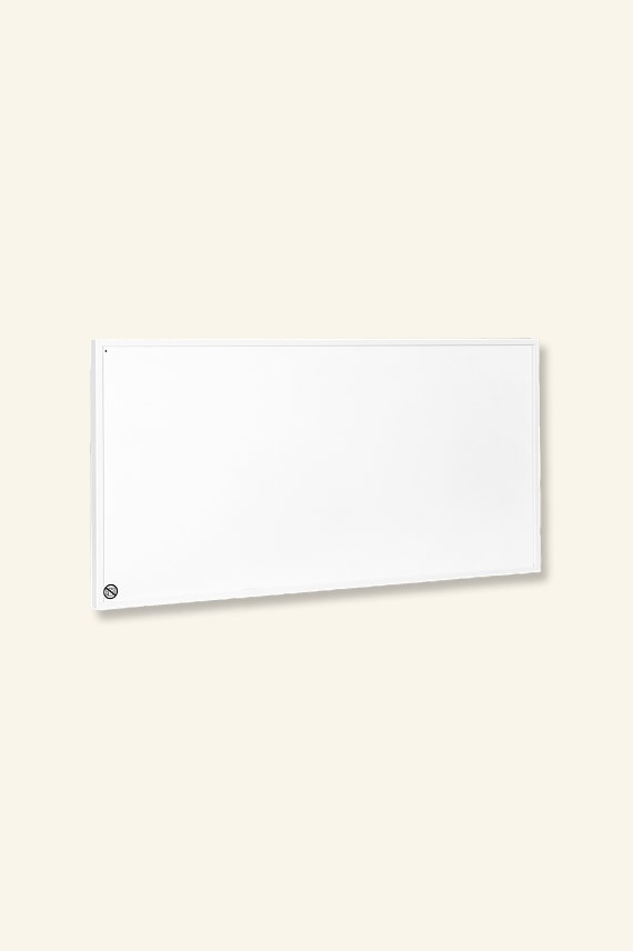 Wit rechthoekig verwarmingspaneel met zilveren rand gemonteerd op een beige muur met een klein bedieningspictogram