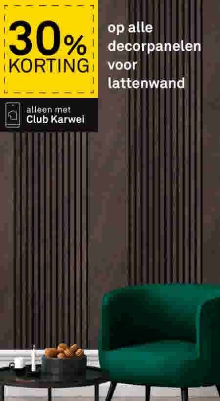 30% korting op decorpanelen voor lattenwand, alleen met Club Karwei. Interieur met donkere houten wandpanelen en groene fauteuil.