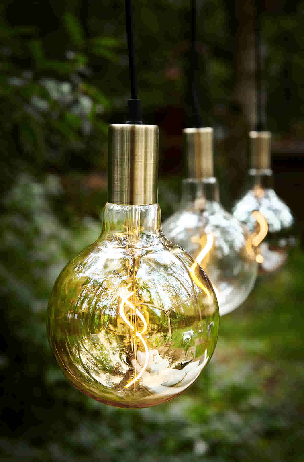 Industriële tuinstijl met lichtsnoer van stoere globelampen