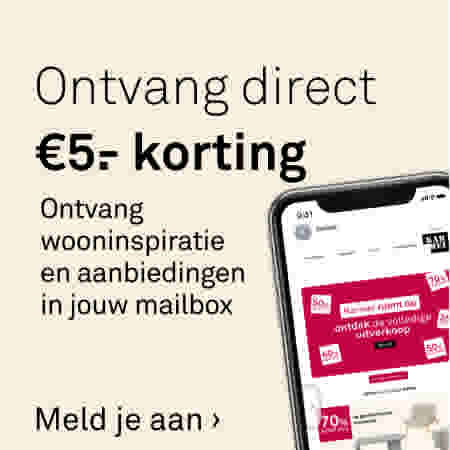 Smartphone toont de Karwei-app met aanbiedingen. Tekst: ontvang €5 korting en wooninspiratie in jouw mailbox.