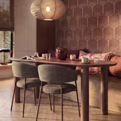 Moderne eetkamer met houten tafel, fluwelen stoelen, geometrisch behang en hanglamp in warme tinten. AI generated