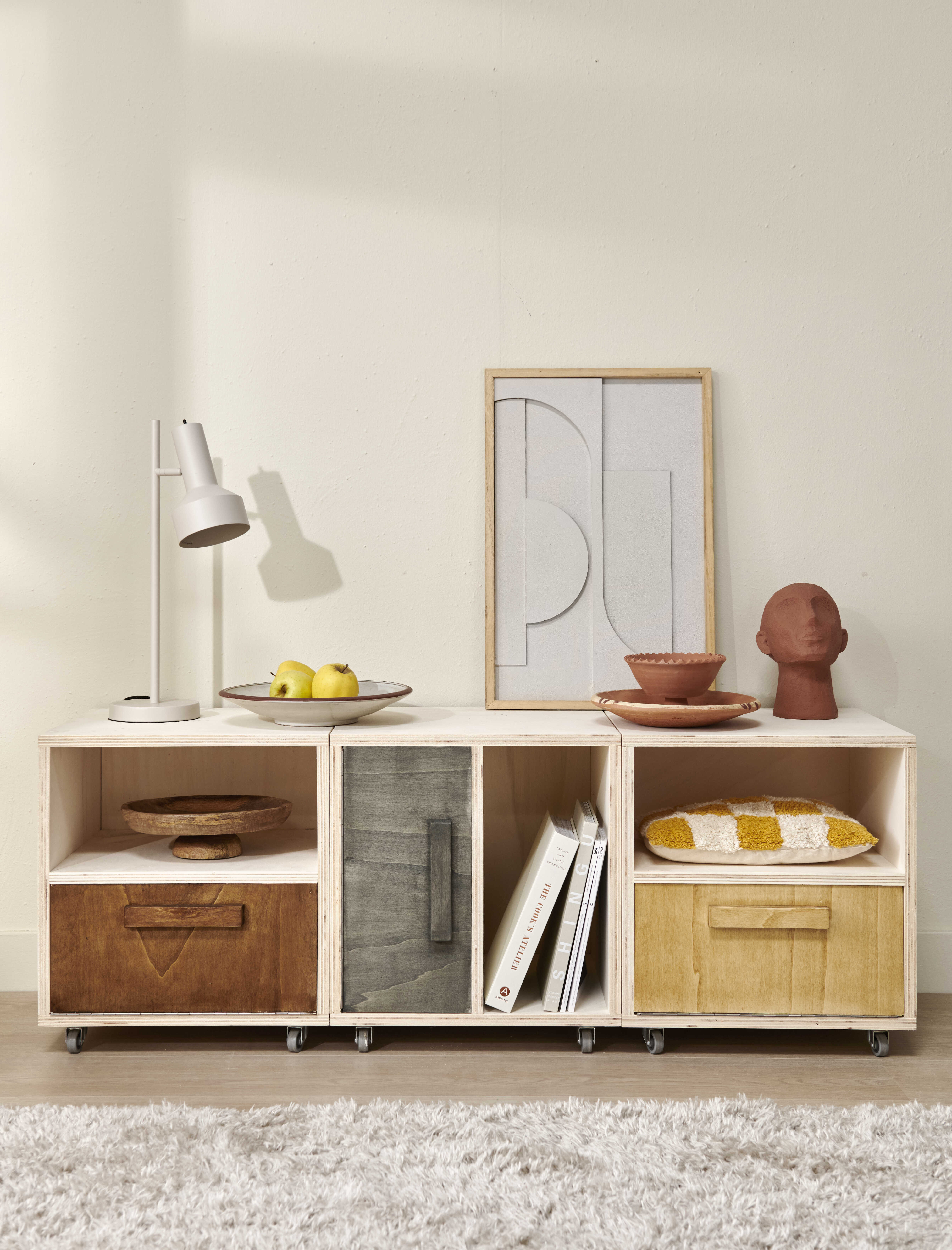 Houten meubel maken en beitsen in verschillende kleuren beits