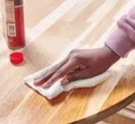 Hoe olie ik mijn eiken tafel?