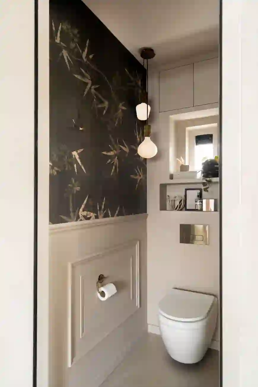 Make-over toilet met lambrisering en behang