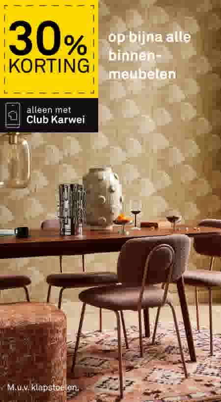 Eetkamer met bruine stoelen, houten tafel en gouden behang. Tekst: 30% korting op bijna alle binnenmeubelen, alleen met Club Karwei.