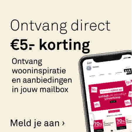 Smartphone toont de Karwei-app met aanbiedingen. Tekst: ontvang €5 korting en wooninspiratie in jouw mailbox.