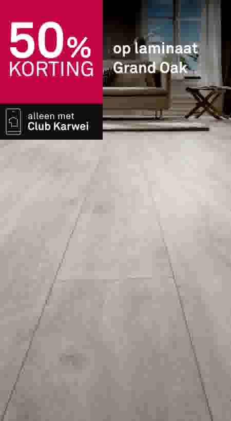 Lichte laminaatvloer Grand Oak met 50% korting, alleen voor Club Karwei leden, getoond in moderne woonkamer.