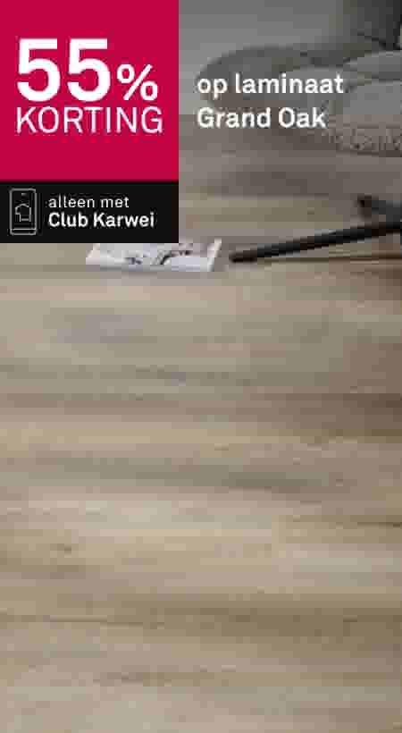 55% korting op Grand Oak laminaatvloer met grijze bank en Club Karwei aanbieding