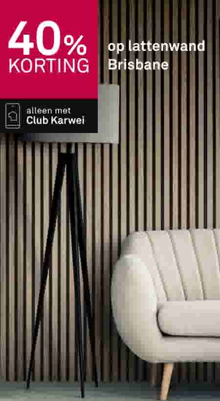 Moderne woonkamer met gestreepte lattenwand, zwarte staande lamp en crèmekleurige bank, 40% korting aanbieding