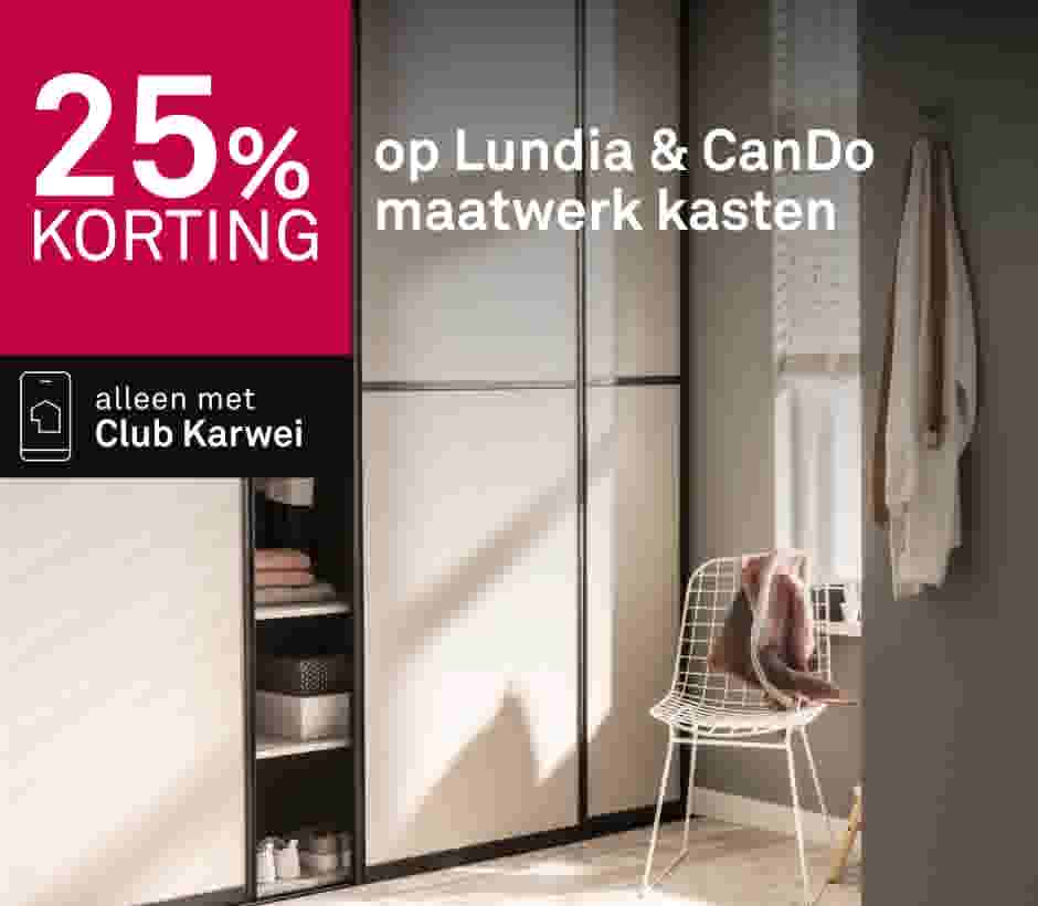 Moderne schuifdeuren kledingkast met open plank en witte stoel, 25% korting op Lundia & CanDo maatwerk kasten.
