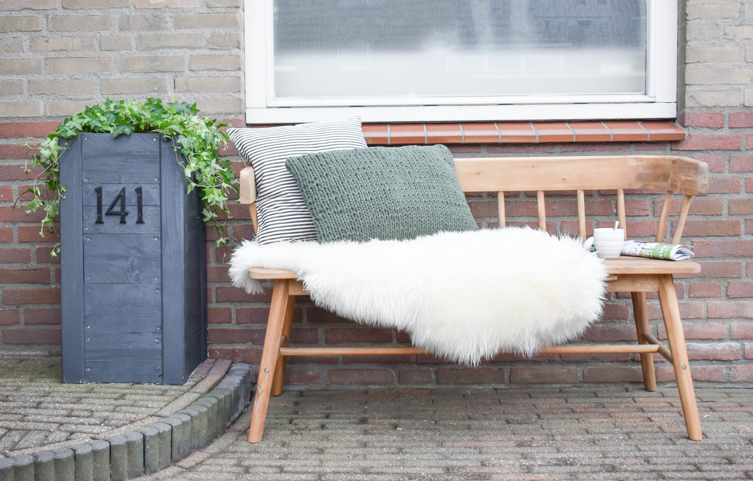 Hoge plantenbak met huisnummer maken