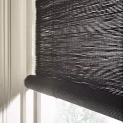 zwart op maat gemaakt rolgordijn voor het raam