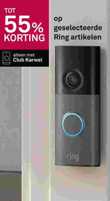 Grijze Ring videodeurbel met blauwe lichtring, gemonteerd op een witte deurpost. Tot 55% korting, alleen met Club Karwei.