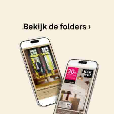 Twee smartphones tonen digitale folders met ramen, meubels en kortingsaanbiedingen op een beige achtergrond.