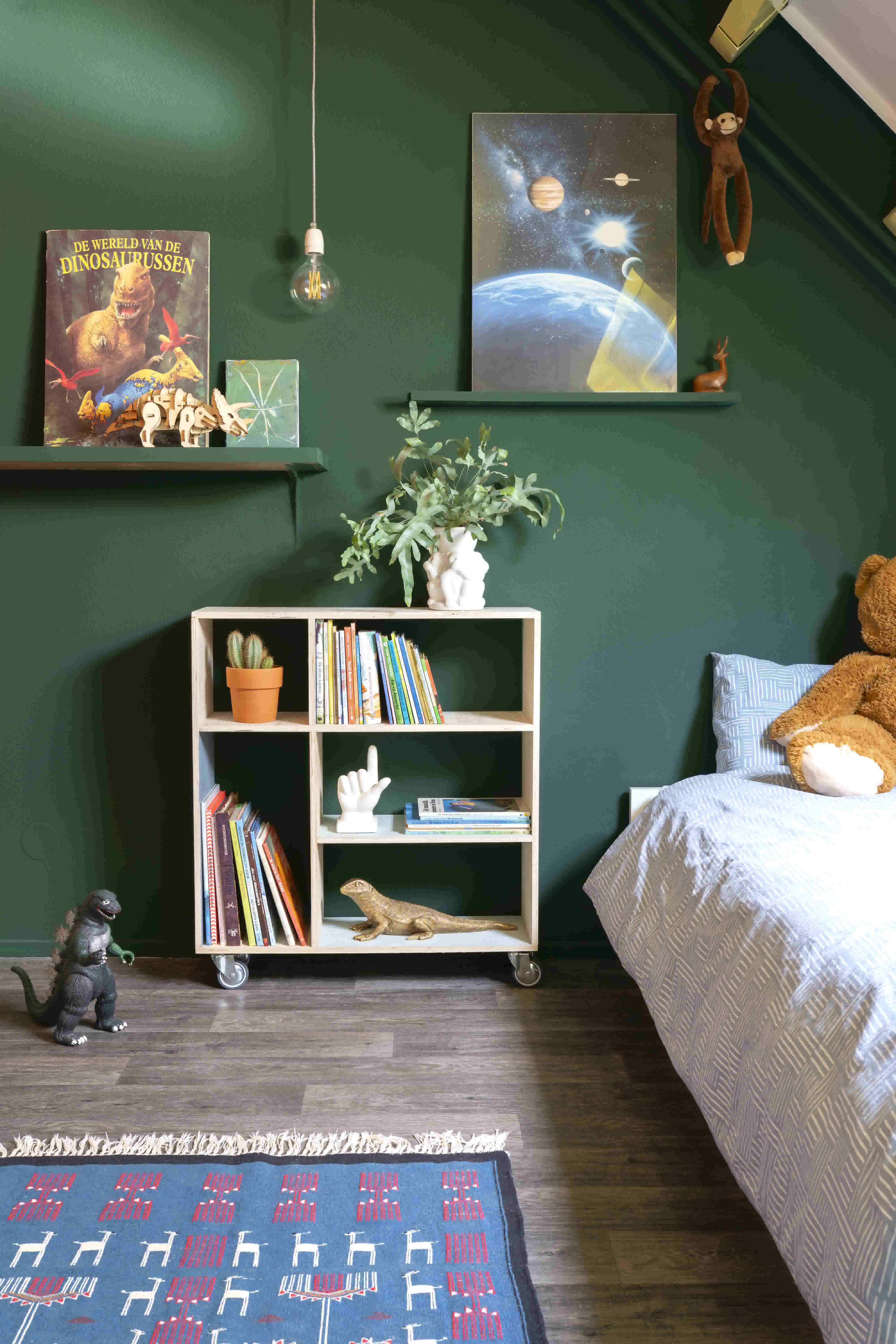 DIY kinderboekenkastje op wielen in kinderkamer