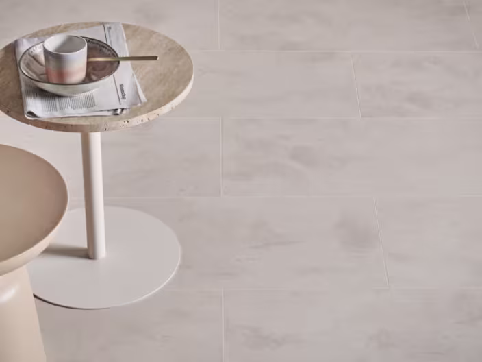 laminaat beton vloer creme met bijzettafeltjes