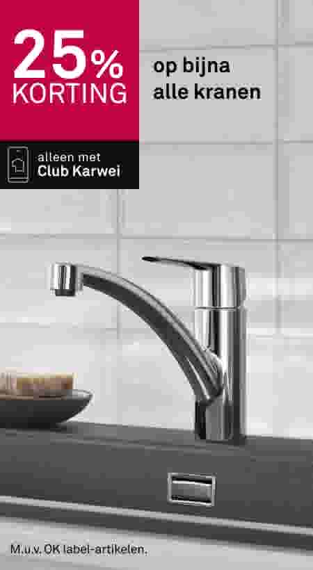 Chromen keukenkraan bij een donkere spoelbak met promotietekst: 25% korting op bijna alle kranen met Club Karwei.