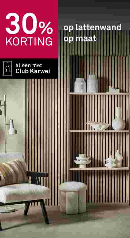 Houten lattenwand op maat met wandplanken vol witte vazen, fauteuil en poef. Tekst: 30% korting, alleen met Club Karwei.