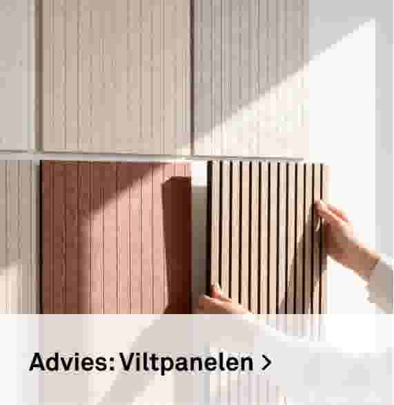 Advies: Viltpanelen. Dit beeld is door AI gegenereerd. Sfeerbeeld van gestreepte viltpanelen in beige, roze en houtkleur, met een hand die een paneel vasthoudt.