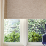 grijs rolgordijn voor het raam