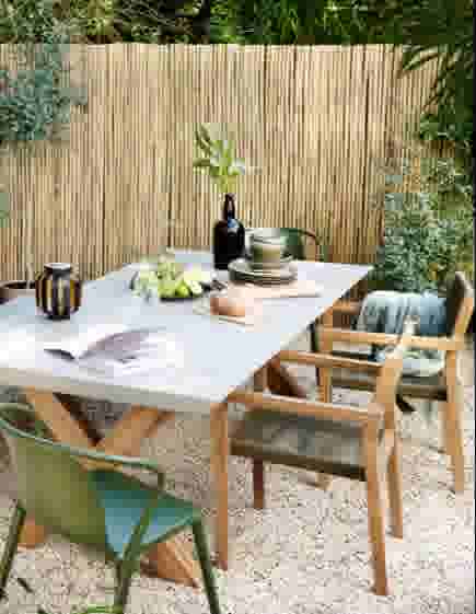 Tuinstoelen en tuintafel in grind Karwei