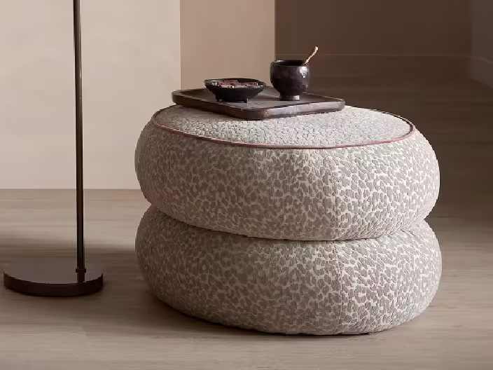 Theo-Bert Pot collectie: poef met print in zachte warme kleuren