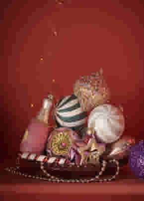 Vintage roze kersthangers en kerstballen