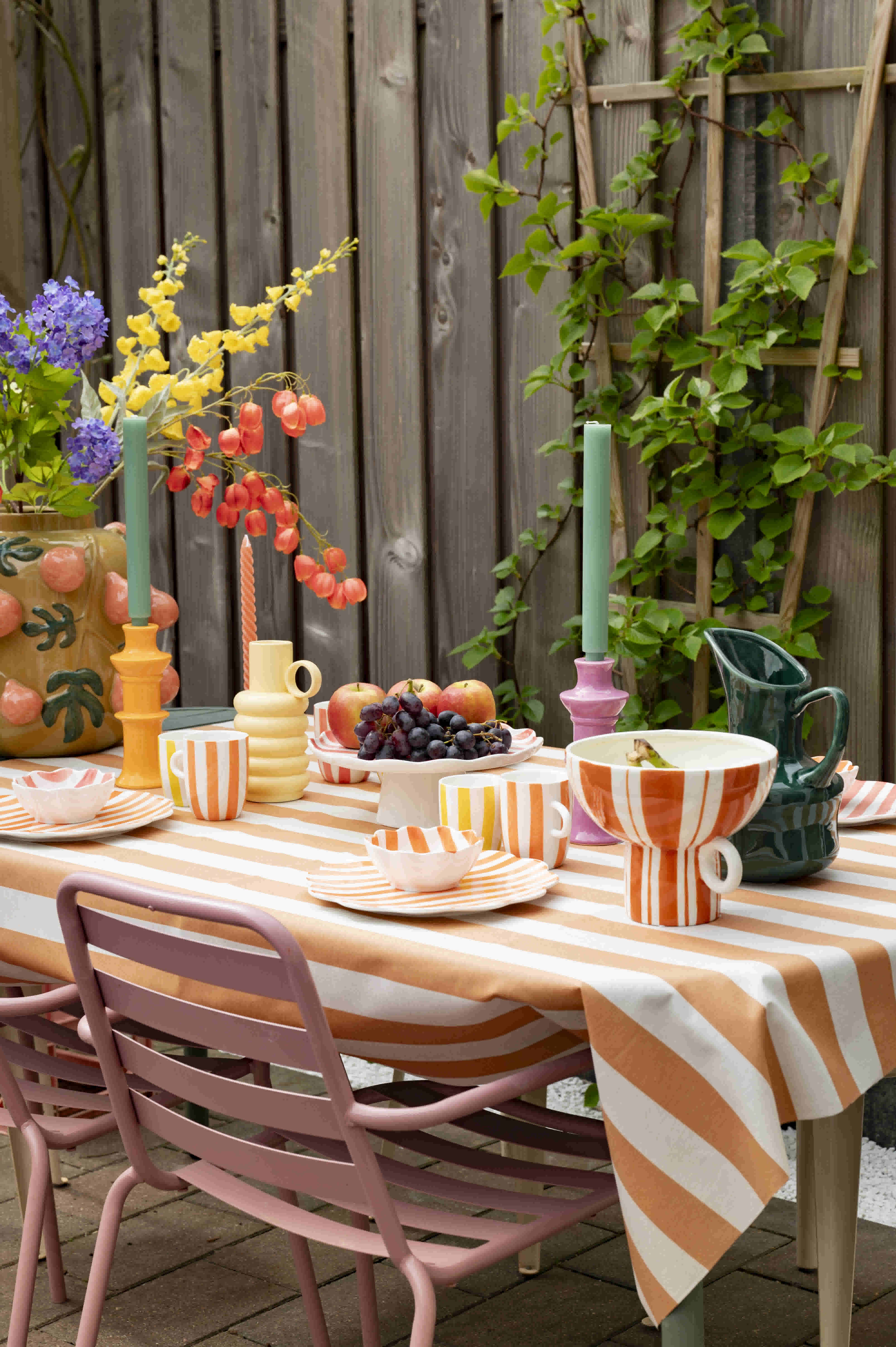 Gestreepte kleurrijke tuinaccessoires van Karwei