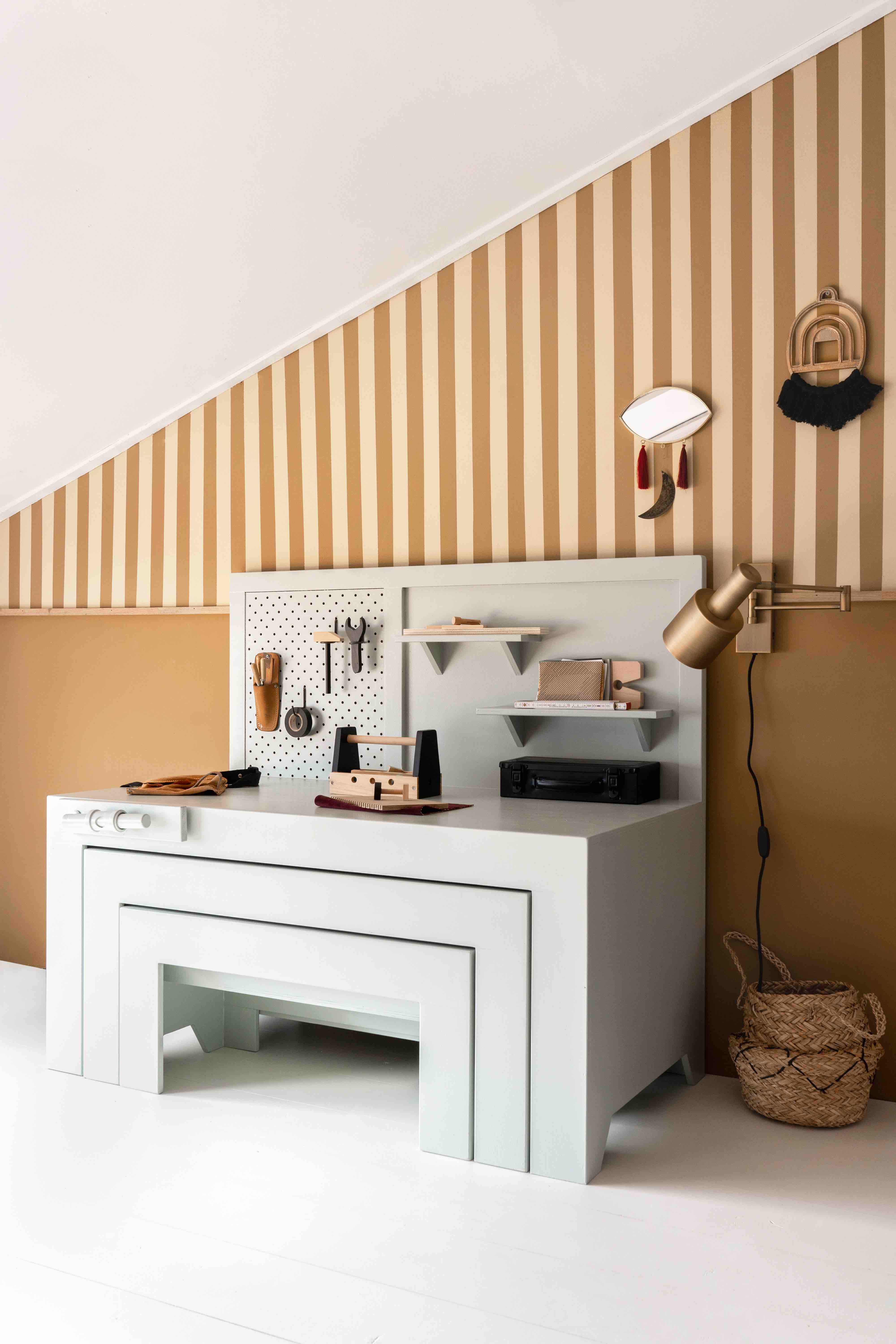 Multifunctioneel kindermeubel: werkbank, bureau en bankje in één