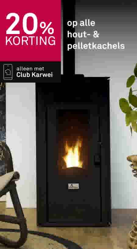 Zwarte pelletkachel met brandend vuur, 20% korting op alle hout- en pelletkachels met Club Karwei