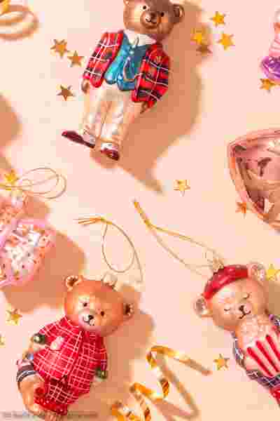 Kerstornamenten in Christmas beauty wooninspiratie stijl, zoals een beertjes, britse beertjes en beertjes in jurken.