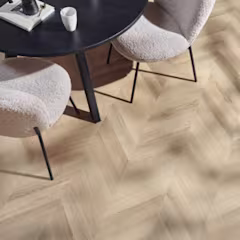 PVC vloer visgraat in een lichte kleur met een zwarte eettafel en teddy eetkamerstoelen