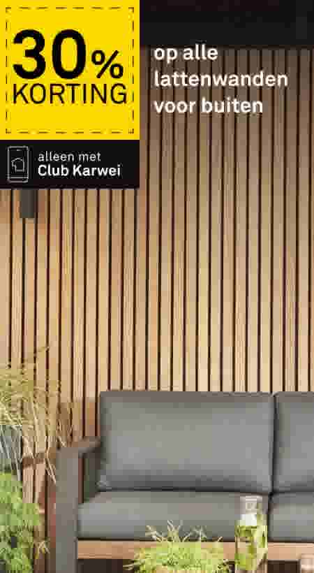 Houten lattenwand buiten met grijze tuinbank en planten. Aanbieding: 30% korting op lattenwanden, alleen met Club Karwei.