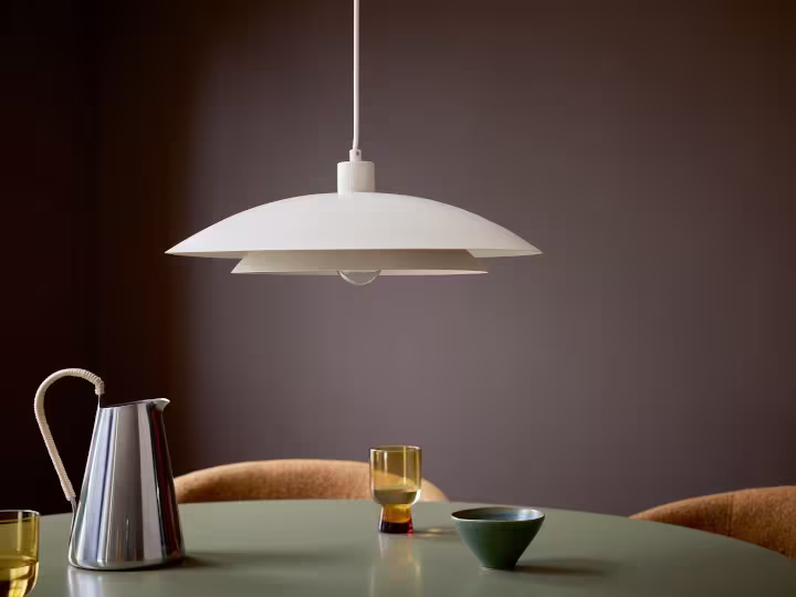 Hanglamp boven een tafel