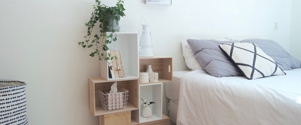 Houten kistjes als alternatief voor een nachtkastje