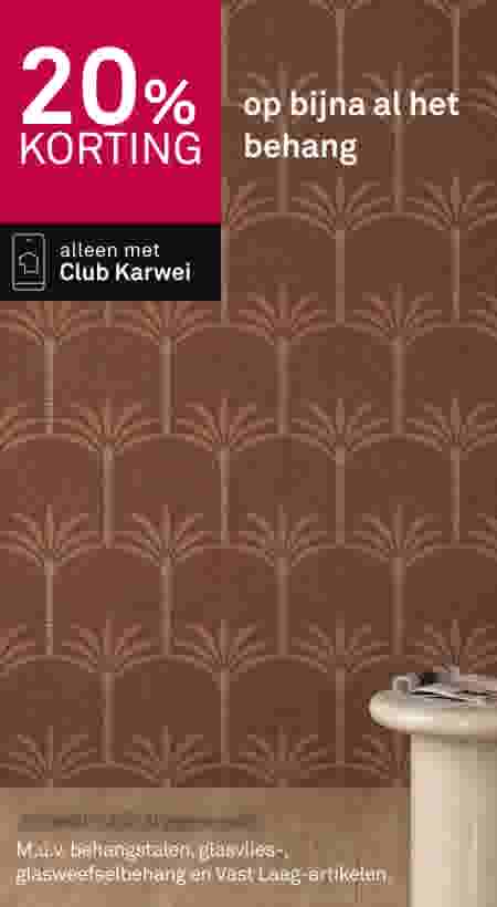 Bruin art deco behang met palmboompatroon, 20% korting banner, alleen met Club Karwei, witte kruk in hoek.