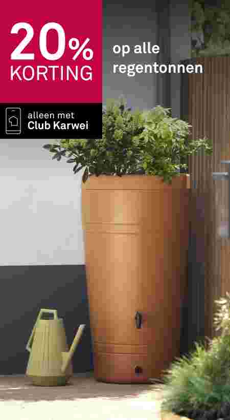 Bruine regenton met planten bovenop, naast een groene gieter. Aanbieding: 20% korting op regentonnen, alleen met Club Karwei.