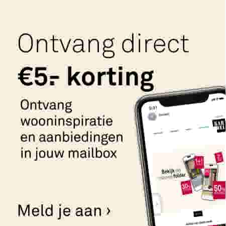 Smartphone toont de Karwei nieuwsbrief met aanbiedingen. Tekst: ontvang €5 korting en wooninspiratie in jouw mailbox.