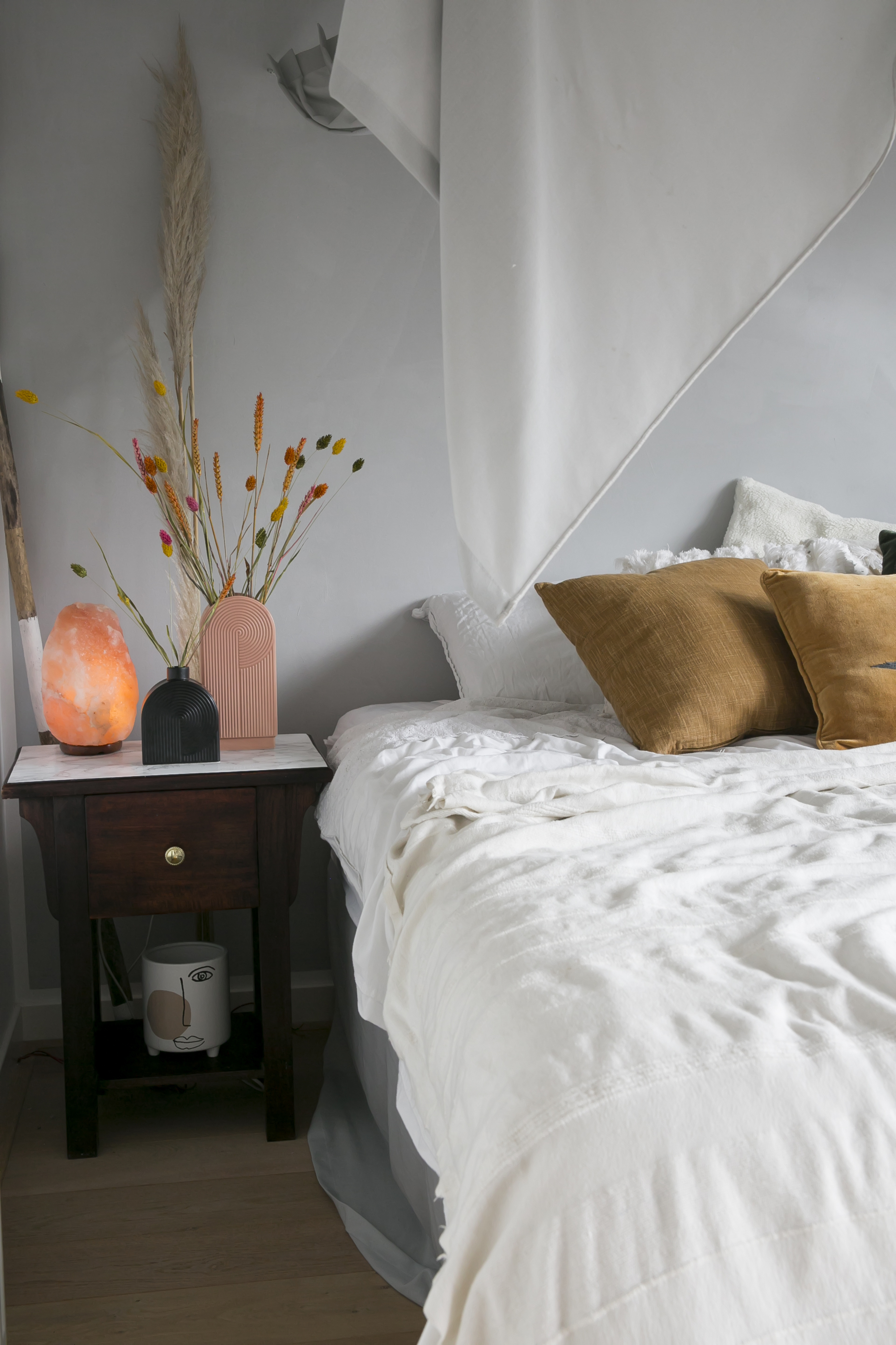 KARWEI | Nachtkastjes pimpen met marmerlook plakfolie