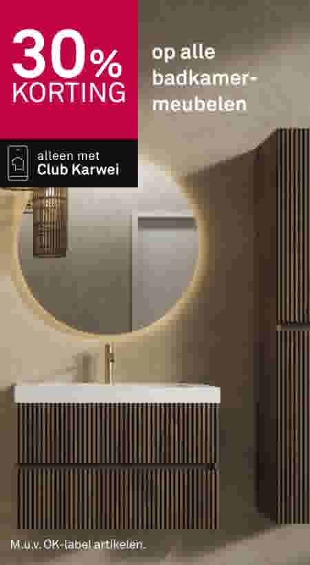 Moderne badkamermeubelen met verticale houten latten, ronde spiegel en gouden kraan. 30% korting met Club Karwei.